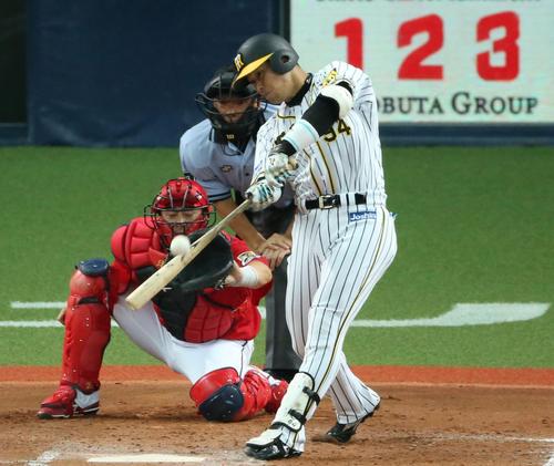8回裏阪神1死一、三塁、原口は中前に同点適時打を放つ(撮影・梅根麻紀)