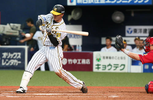 8回裏阪神2死満塁、福留は四球を選び5-4と勝ち越す(撮影・上山淳一)