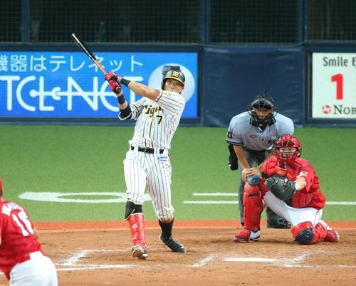 8回裏阪神2死満塁、糸井は中前に2点適時打を放つ(撮影・梅根麻紀)