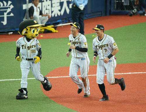 ヒーローになった福留孝介と糸井嘉男(右)はスタンドのファンへあいさつしようと笑顔で走る(撮影・梅根麻紀)