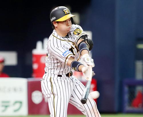4回裏阪神2死一、二塁、梅野は中前に適時打を放つ(撮影・加藤哉)