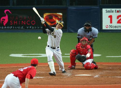 5回裏阪神無死一、三塁、福留は一塁へ適時内野安打を放つ(撮影・梅根麻紀)