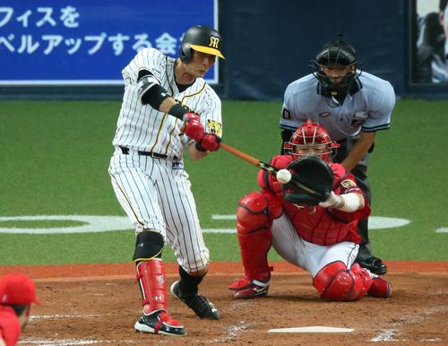 5回裏阪神無死一、三塁、糸井嘉男は右翼前に適時打を放つ(撮影・梅根麻紀)