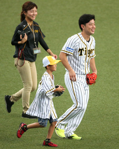 阪神対広島　試合前、ファンと笑顔で交流する糸原（撮影・上山淳一）