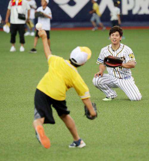 阪神対広島　練習後、選手とキャッチボールに参加したファンと梅野（撮影・加藤哉）