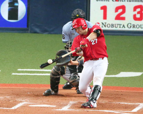 ７回表広島１死、会沢翼は左越え本塁打を放ち６－２（撮影・上山淳一）