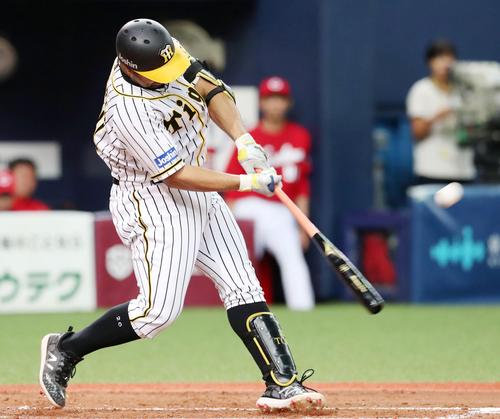 ３回裏阪神１死一、三塁、ロサリオは中飛を放ち犠飛とする（撮影・加藤哉）