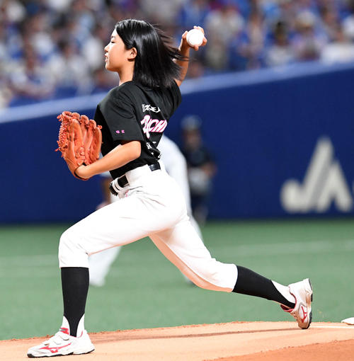 始球式を務めた守山ボーイズの鵜飼唯衣さん（撮影・前岡正明）