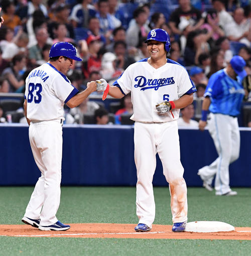 平田（右）は右三塁打を放ち奈良原コーチとグータッチ（撮影・前岡正明）