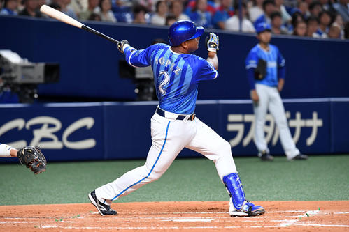 ３回表ＤｅＮＡ２死一塁、ロペスは左越え２点本塁打を放つ（撮影・前岡正明）
