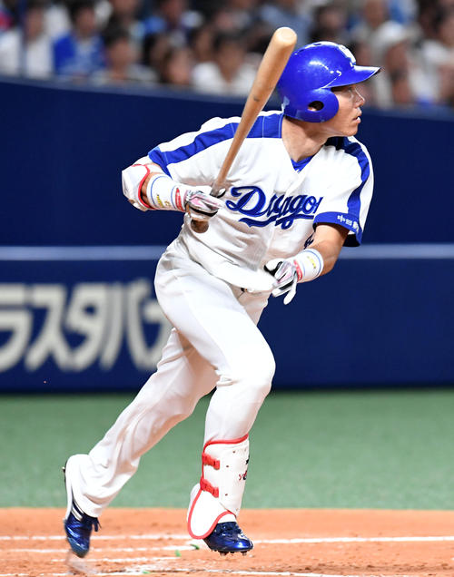 ４回裏中日無死一、三塁、大島は中犠飛を放つ（撮影・前岡正明）