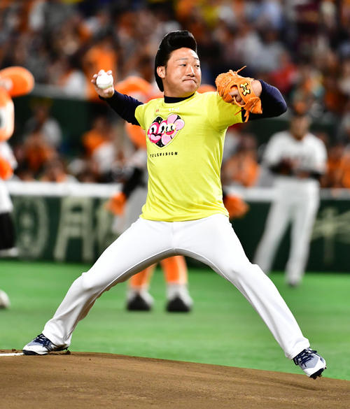 始球式に臨む、みやぞん(撮影・小沢裕)