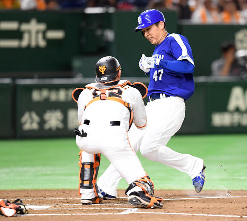 巨人対中日 3回表中日1死一、二塁、京田の一ゴロで一走平田を挟んでいる間に、二走笠原が本塁をつくもアウト(撮影・たえ見朱実)