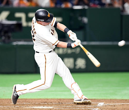 巨人対中日 4回裏巨人、中越えにソロ本塁打を放つマギー(撮影・たえ見朱実)