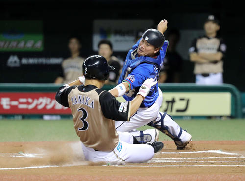 6回表日本ハム1死三塁、清水優心の右犠飛で田中賢が生還(撮影・鈴木正人)