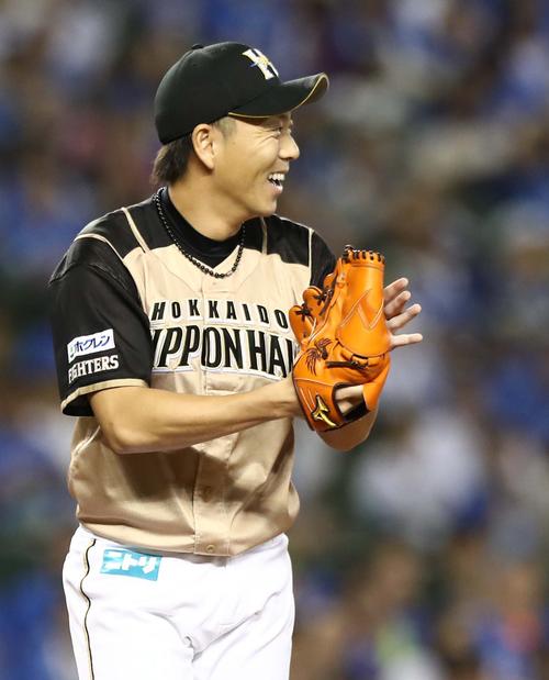 7回裏西武1死一塁、浅村を併殺にとりグラブをたたく宮西(撮影・黒川智章)