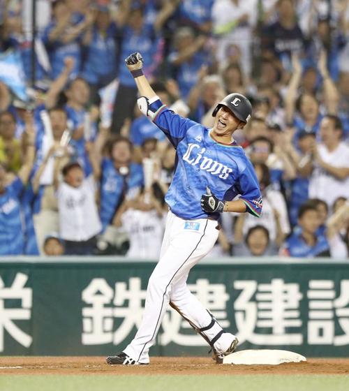 8回裏西武2死二、三塁、左中間に2点適時三塁打を放ちガッツポーズの金子侑。(撮影・黒川智章)