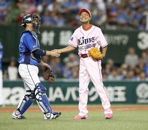 始球式を務めた中山秀征は顔をしかめて岡田と握手する(撮影・黒川智章)