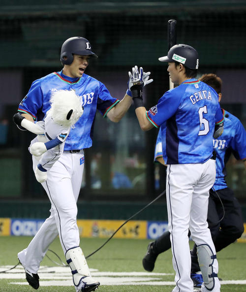 1回裏西武無死、秋山(左)は左越え本塁打を放ち源田とタッチ(撮影・鈴木正人)