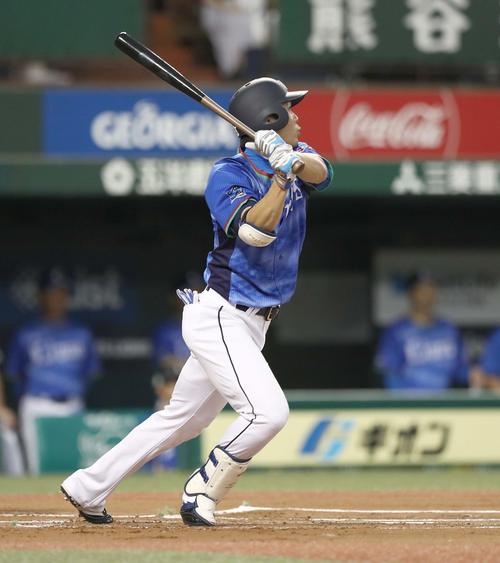 左越え本塁打を放つ秋山(撮影・黒川智章)
