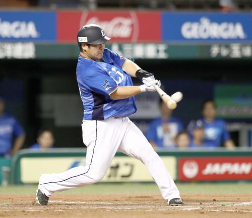 2回裏西武1死一塁、左越え2点本塁打を放つ中村(撮影・黒川智章)