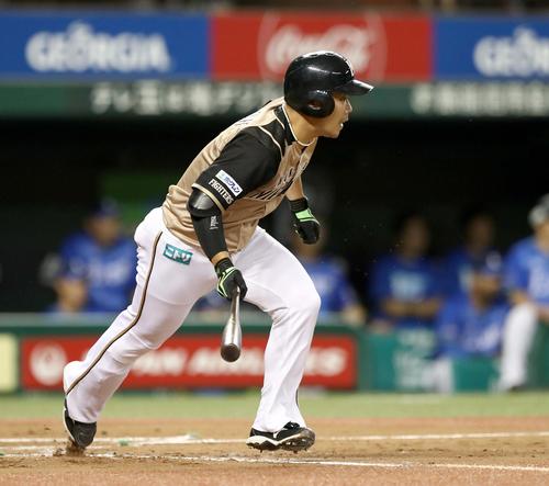 3回表日本ハム1死二、三塁、投手強襲適時打を放つ近藤(撮影・黒川智章)