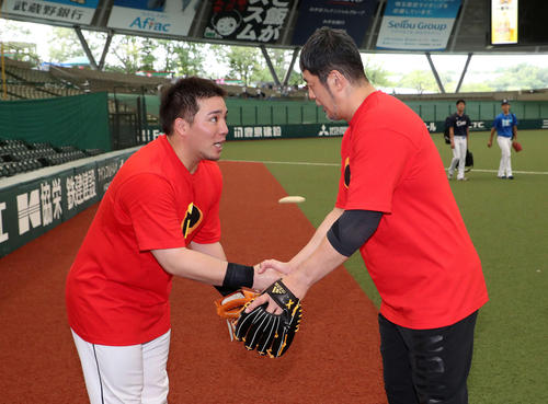 握手する西武山川穂高(左)と高田延彦(撮影・鈴木正人)