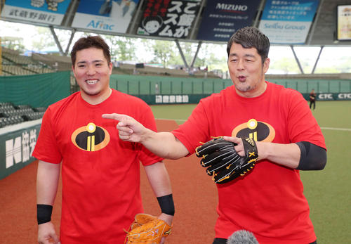 西武山川穂高(左)の本塁打を放った時のポーズをまねる高田延彦(撮影・鈴木正人)