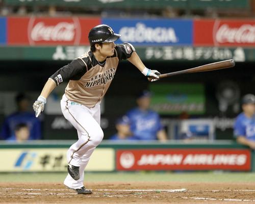 西武対日本ハム 4回表日本ハム2死一、二塁、中前適時打を放つ渡辺(撮影・黒川智章)