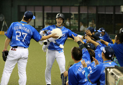西武対日本ハム 4回裏西武2死、外崎は左越え本塁打を放ちベンチ前で喜ぶ(撮影・鈴木正人)