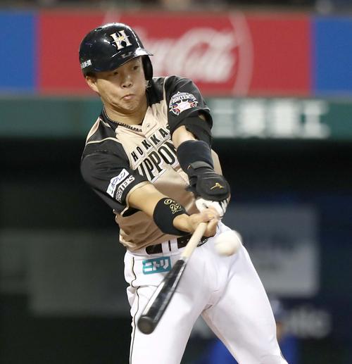 西武対日本ハム 6回表日本ハム1死一、二塁、右前適時打を放つ鶴岡(撮影・黒川智章)