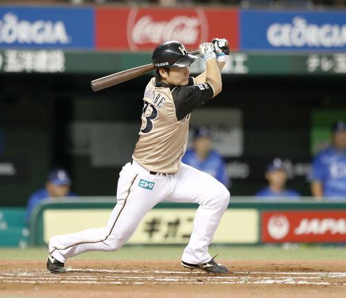 西武対日本ハム 6回表日本ハム1死一、三塁、中前適時打を放つ渡辺(撮影・黒川智章)