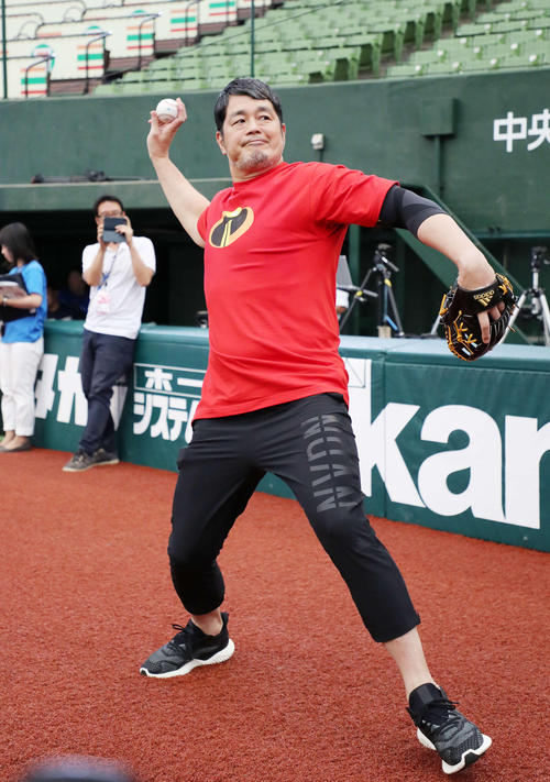 声優に挑戦したインクレディブル・ファミリーのTシャツを着て西武山川穂高とキャッチボールをする高田延彦(撮影・鈴木正人)