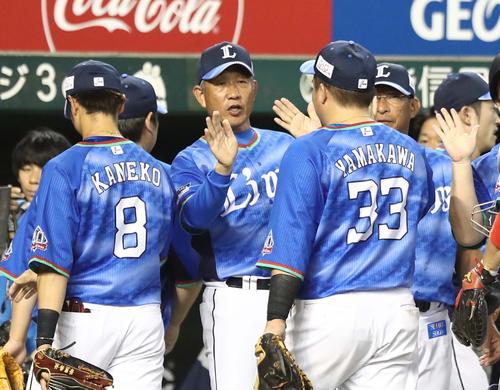 試合後、ナインを出迎える辻監督(中央)(撮影・黒川智章)