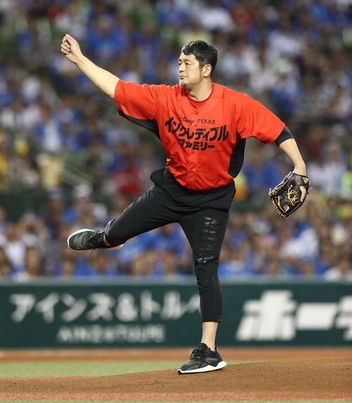西武対日本ハム 始球式を務めた高田延彦(撮影・黒川智章)