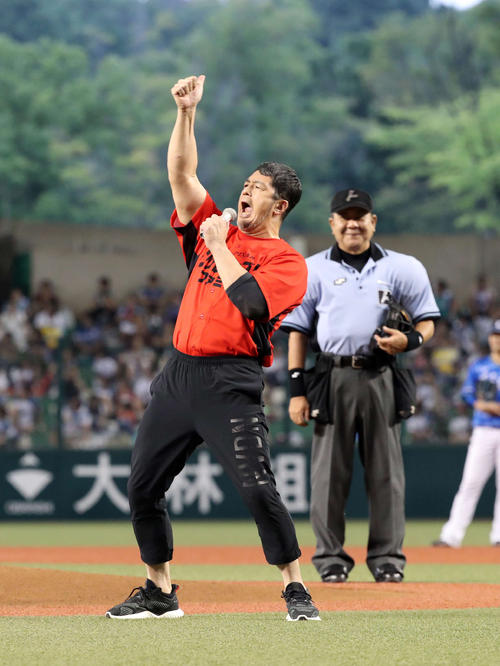 西武対日本ハム 始球式前、「出てこいや」と叫ぶ高田延彦(撮影・鈴木正人)