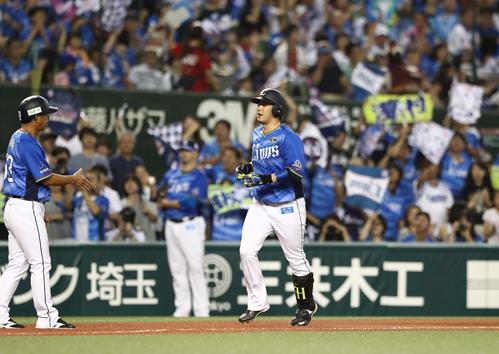 西武対日本ハム 1回裏西武2死、左越え本塁打を放つ浅村(撮影・黒川智章)