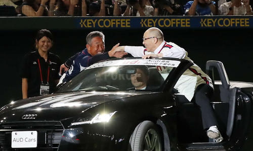 ロッテ対西武　オープニングイベントで落合氏（右）と握手する西武 辻 監督（撮影・鈴木正人）