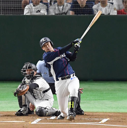 ロッテ対西武　１回表西武１死二塁、右前に適時打を放つ浅村（撮影・ たえ 見朱実）