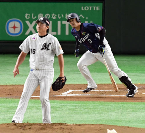 ロッテ対西武　１回表西武１死二塁、右前に適時打を放つ浅村。投手有吉（撮影・ たえ 見朱実）