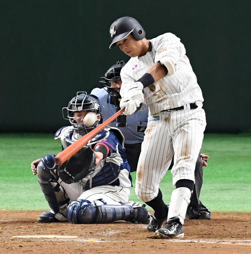 ロッテ対西武　５回裏ロッテ２死一、三塁、左越えに３点本塁打を放つ中村（撮影・ たえ 見朱実）