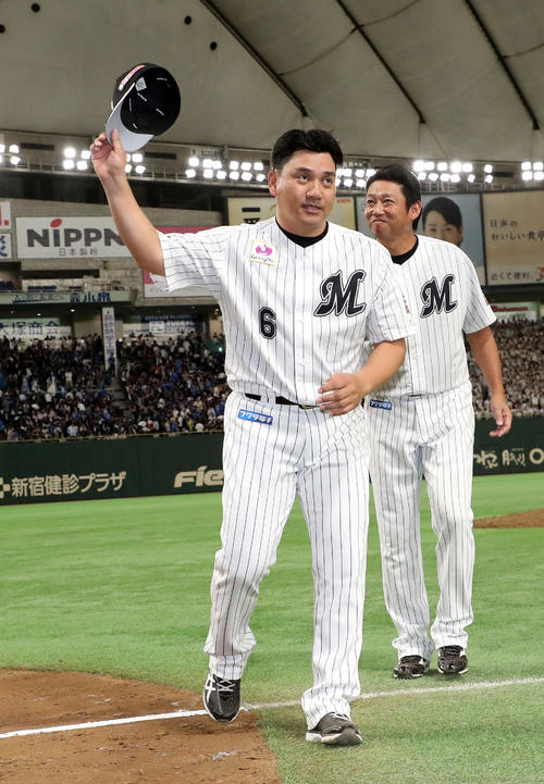 ロッテ対西武　試合に勝利しファンにあいさつするロッテ井口監督（撮影・鈴木正人）