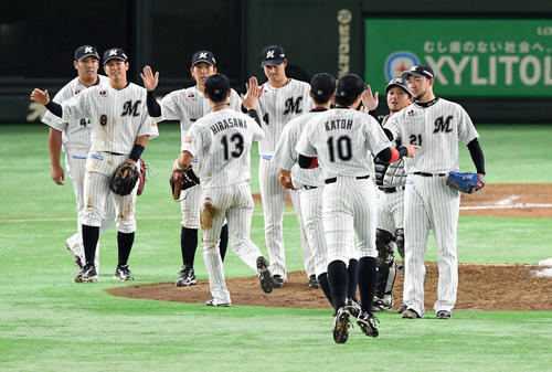 ロッテ対西武　西武に勝利し、笑顔でハイタッチするロッテナイン（撮影・ たえ 見朱実）