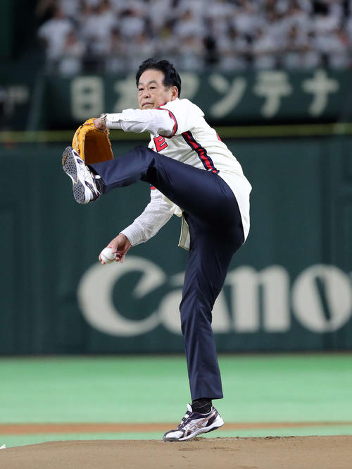 ロッテ対西武　始球式をする村田氏（撮影・鈴木正人）