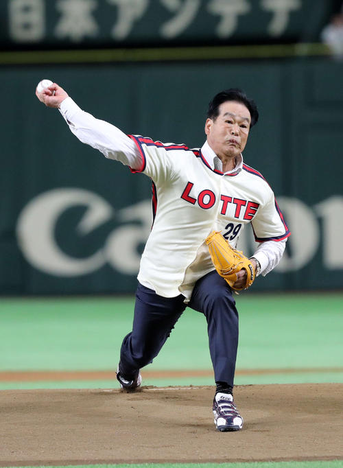 ロッテ対西武　始球式をする村田氏（撮影・鈴木正人）