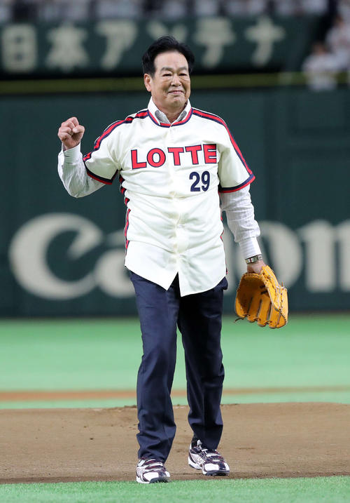 始球式後、ガッツポーズする村田氏（撮影・鈴木正人）