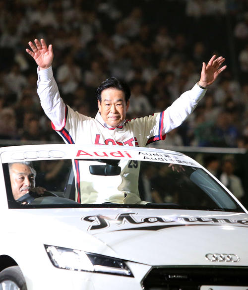 ロッテ対西武　オープニングイベントでファンに手を振る村田氏（撮影・鈴木正人）