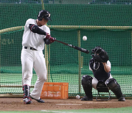 試合前に打撃練習し、柵越えを連発する日本ハム清宮(撮影・林敏行)