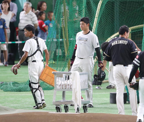 試合前の打撃練習を終え、引き揚げる日本ハム清宮(撮影・林敏行)