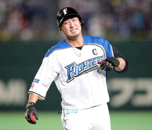 日本ハム対ソフトバンク 1回裏日本ハム無死、満塁、二併殺打に終わり、悔しそうな表情をする中田(撮影・佐藤翔太)